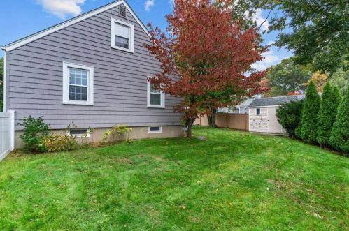 41 Woodland Rd, Warwick, RI 02889 exterior