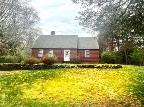 429 Howland Rd, East-Greenwich, RI 02818 exterior