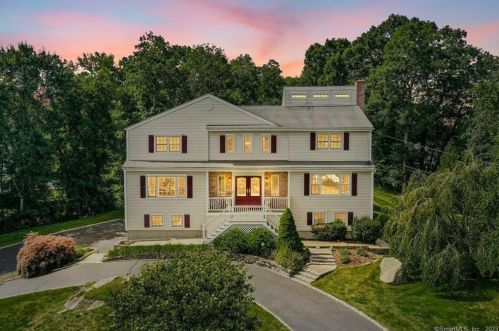 32 Elderberry Ln, Huntington, CT 06484 exterior