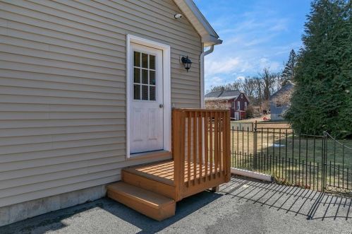7 Wintergreen Dr, Quaker-Hill, CT 06375 exterior