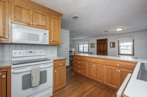 27 Mills Rd, Needham, MA 02494 exterior