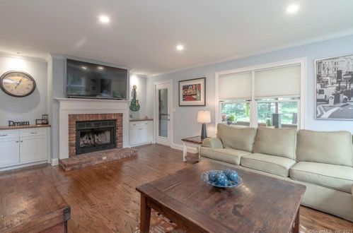 37 Stillmeadow Cir, Upper Stepney, CT 06468 exterior
