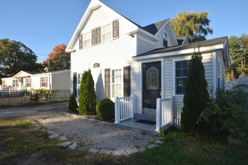 153 Main St, Seabrook, NH 03874 exterior