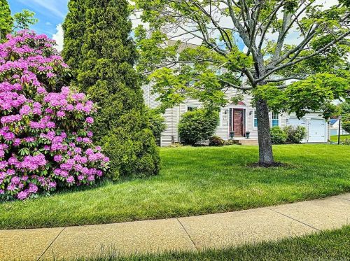 127 Meadowbrook Dr, Manchester, CT 06042 exterior