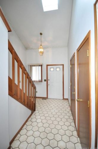 10 Oak Forest Dr, Manchester, CT 06042 exterior