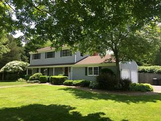 8 Greenbrier Dr, Barrington, RI 02806 exterior