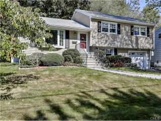 454 Pemburn Dr, Fairfield, CT 06824 exterior