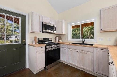 36 Woody Hill Rd, Westerly, RI 02808 exterior