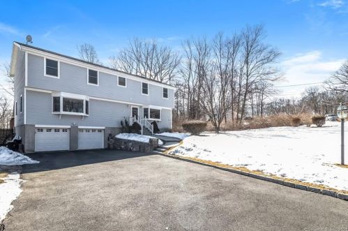16 Evergreen Ct, Huntington, CT 06484 exterior
