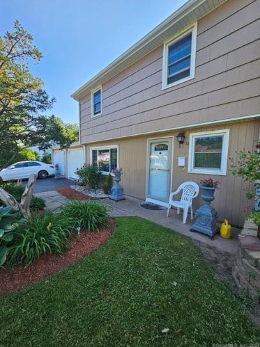 13 Brewer Dr, Bloomfield, CT 06002 exterior