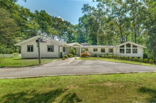 79 Llewellyn Dr, New Canaan, CT 06840 exterior