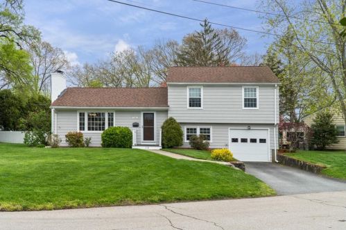 118 Greenmeadow Cir, North Kingstown, RI 02852 exterior