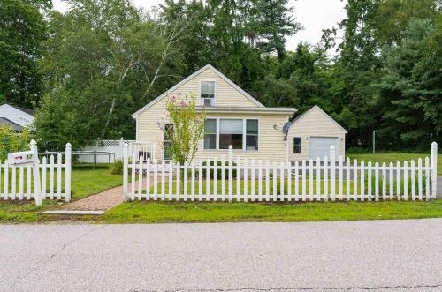 17 Cottage Ave, Auburn, NH 03032 exterior