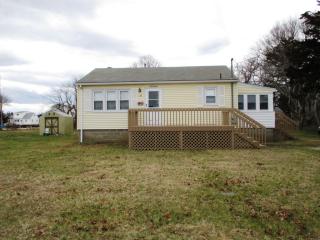 28 Montauk Ave, Westerly, RI 02891 exterior