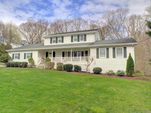 5 Palmer Dr, Gales-Ferry, CT 06335 exterior
