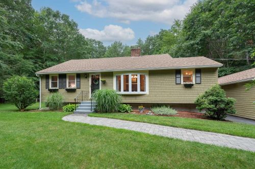 29 Royal Range Rd, Sandown, NH 03873 exterior
