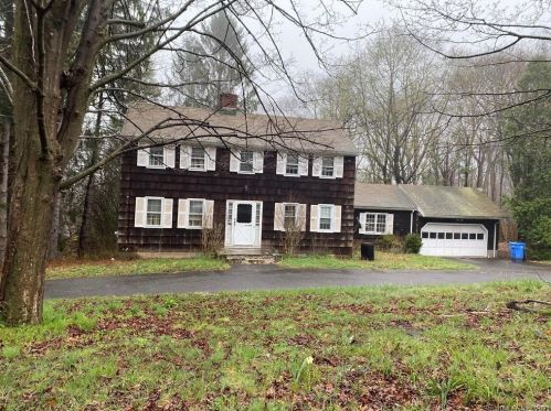 31 Lark Ln, Huntington, CT 06484 exterior