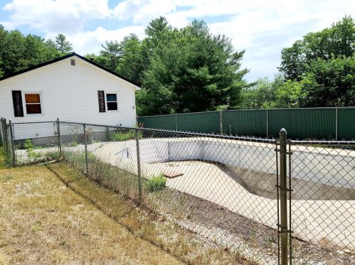 325 Pleasant St, Mechanic Falls, ME 04256 exterior