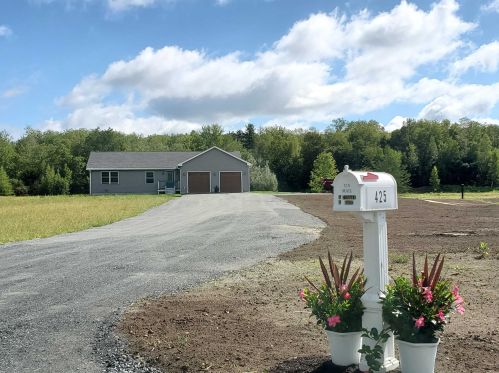 425 Bog Rd, Enfield, NH 03748 exterior