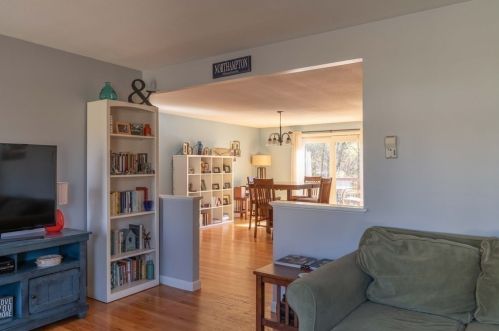 207 Brookside Cir, Northampton, MA 01062 exterior