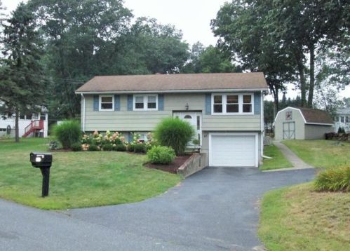 47 Beaver Brook Ln, Dracut, MA 01826 exterior