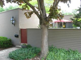 37 Charlton Hill Rd, New-Haven, CT 06518 exterior