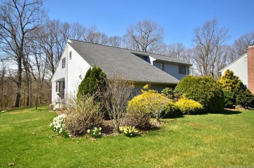 44 Evans Xing, Wapping, CT 06074 exterior