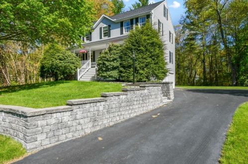 17 Castle Dr, Wilmington, MA 01887 exterior