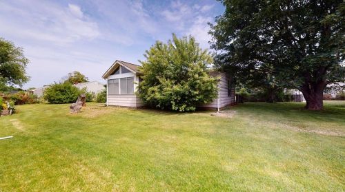 61 Randolph Ave, Tiverton, RI 02878 exterior