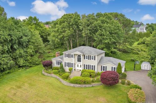 159 Village Dr, Huntington, CT 06484 exterior