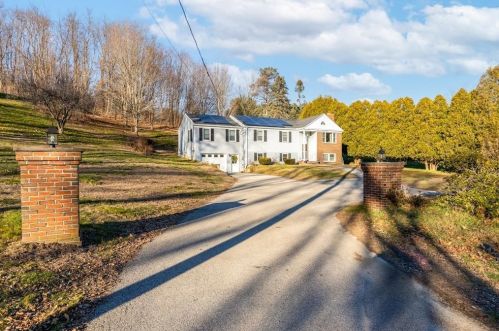 598 Main St, West Newbury, MA 01985 exterior