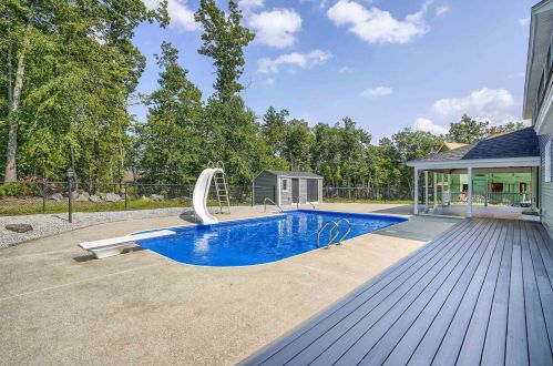 10 Mayflower Ln, Pelham, NH 03076 exterior