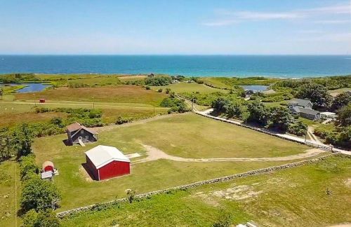 1705 Corn Neck Rd, New Shoreham, RI 02807 exterior