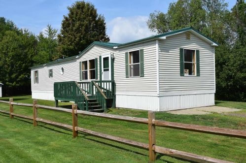 8 Dupont Rd, Jefferson, NH 03583 exterior