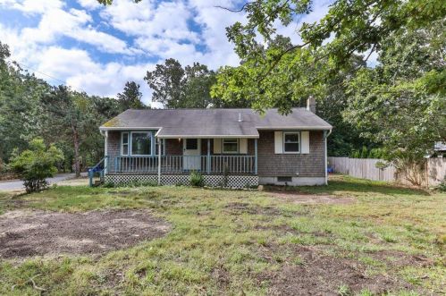 2 Teaberry Ln, Edgartown, MA 02539 exterior