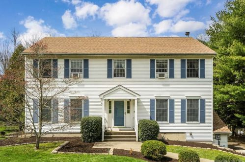 9 Bristle Ln, Sandy Hook, CT 06482 exterior