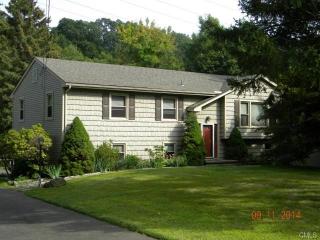 10 Iris Ct, Norwalk, CT 06854 exterior