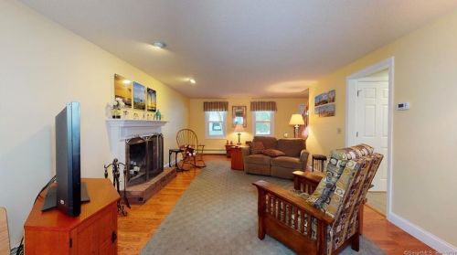 28 Celtic Ct, Enfield, CT 06082 exterior