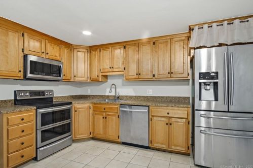 152 Meeting House Ln, Gales Ferry, CT 06339 exterior