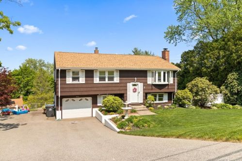 7 Libby Dr, Uncasville, CT 06382 exterior