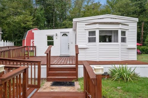 12 Woodhaven Dr, Glocester, RI 02814 exterior