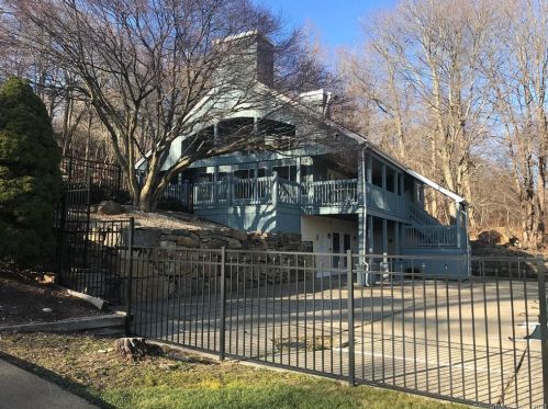 21 Red Oak Cir, Huntington, CT 06484 exterior