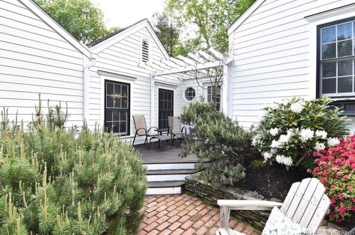221 Mountain Brook Dr, Cheshire, CT 06410 exterior