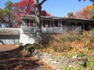 5 Allyndale Ct, Huntington, CT 06484 exterior