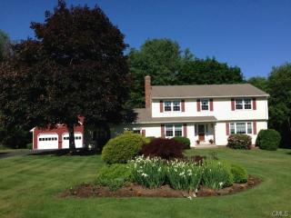 8 Farm House Ln, Huntington, CT 06484 exterior