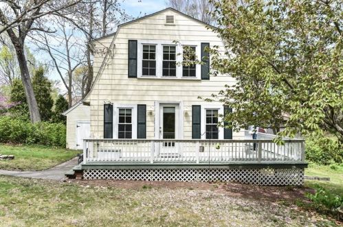 131 Cowesett Rd, Warwick, RI 02886 exterior