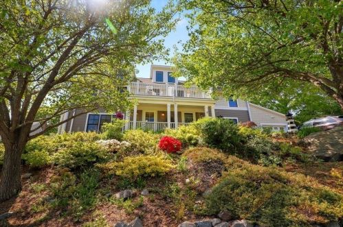 6 Twin Light Cir, Pigeon Cove, MA 01966 exterior