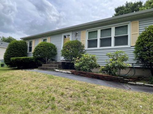 65 Leatherleaf Dr, Springfield, MA 01109 exterior