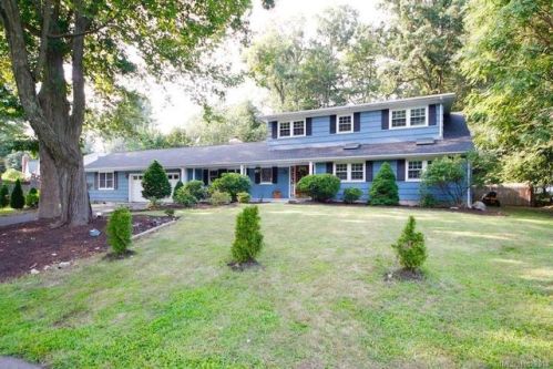 32 Deerwood Mnr, Norwalk, CT 06851 exterior