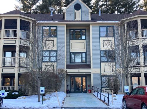 5 Bartemus Trl, Nashua, NH 03063 exterior